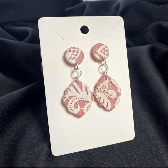 Blue Willow Boutique Earrings - Picture 1 of 4